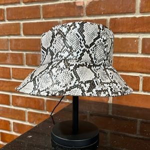 Unisex, bucket hat.snake print.